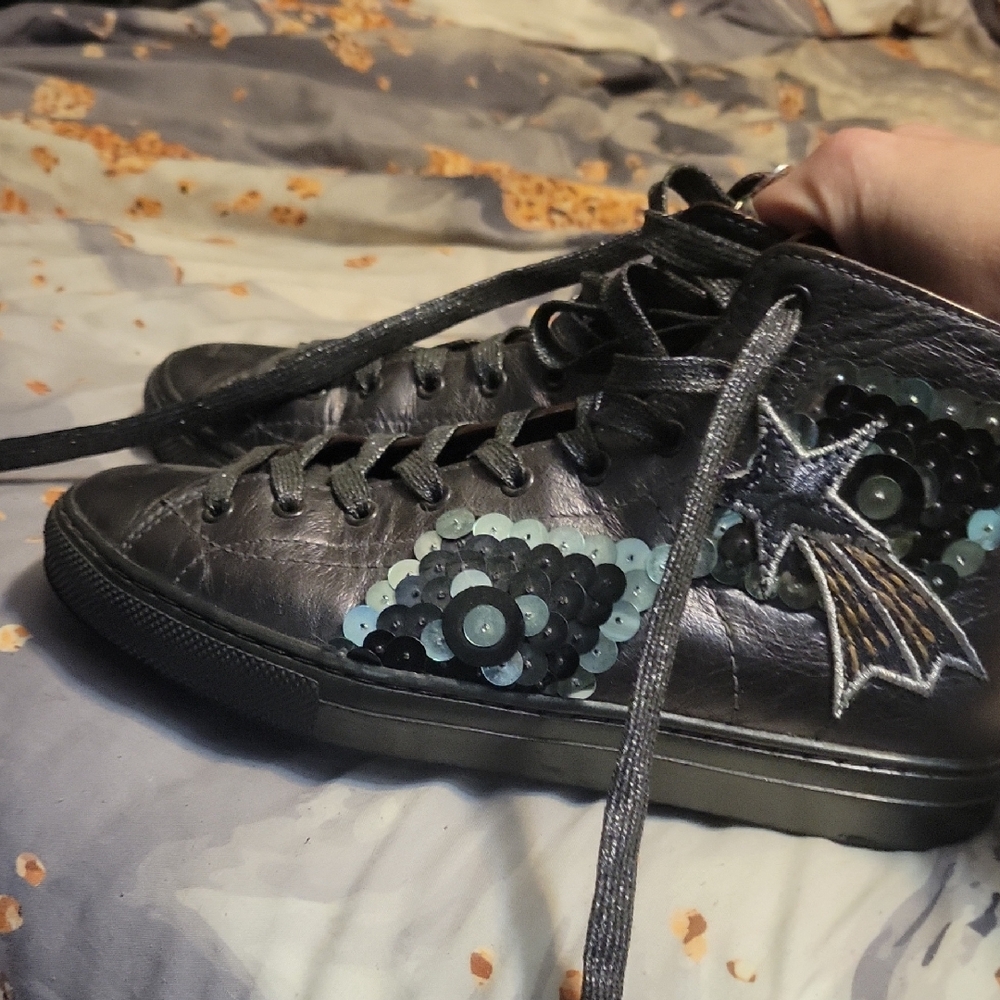 Stylish Black High-Top Women's Shoes with Star Design - Picture 1 of 7